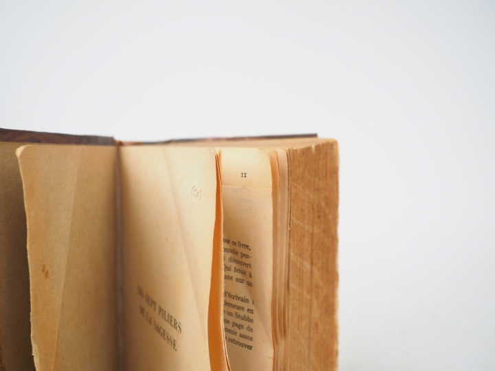 LAWRENCE (T.E). Les sept piliers de la sagesse. Un triomphe. Traductio