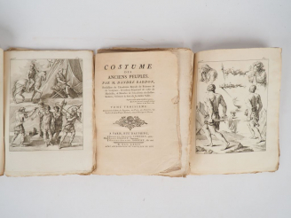 Vente aux enchères LOT DE GRAVURES. Costumes des Anciens Peuples. 3 cahiers in-4 brochés.
