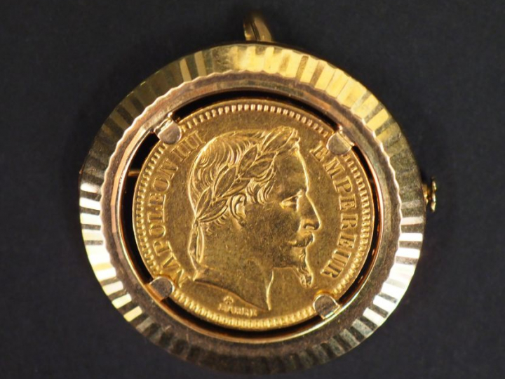 Pendentif transformable en broche, serti en son centre d'une pièce de 