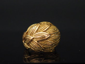Vente aux enchères Bague dôme en or tressé.  Poids : 9,35 g