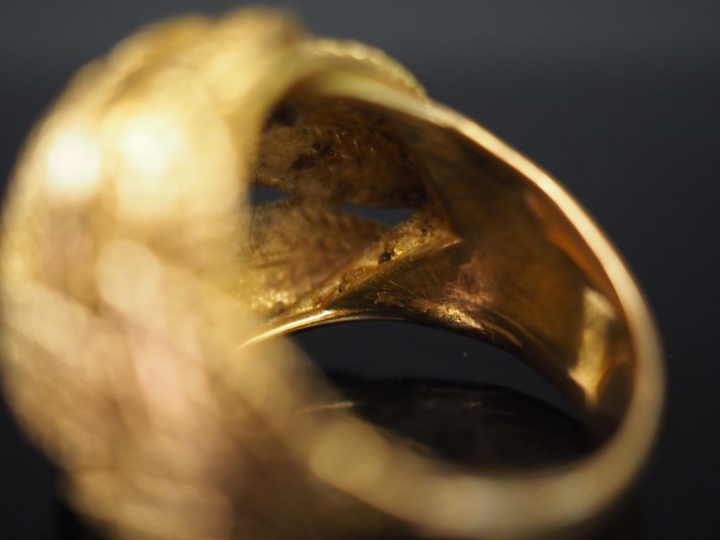 Bague dôme en or tressé.  Poids : 9,35 g