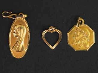 Vente aux enchères Ensemble comprenant :  - une médaille octogonale en or jaune figurant 