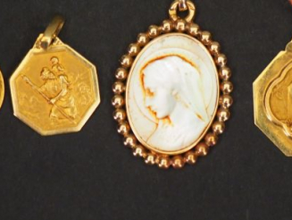 Vente aux enchères 5 médailles religieuses en or.  Poids : 9,40 g Une médaille en nacre m