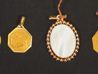 5 médailles religieuses en or.  Poids : 9,40 g Une médaille en nacre m