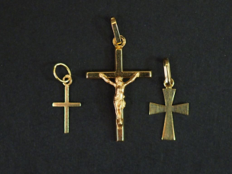 Vente aux enchères Ensemble comprenant trois pendentifs en or jaune en forme de croix.  2