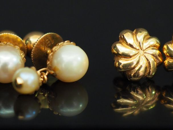 Ensemble comprenant :  - une paire de boucles d'oreilles en or jaune, 