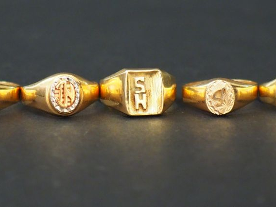 Ensemble comprenant cinq différentes chevalières de femme en or jaune.