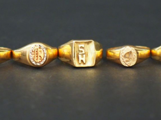 Vente aux enchères Ensemble comprenant cinq différentes chevalières de femme en or jaune.