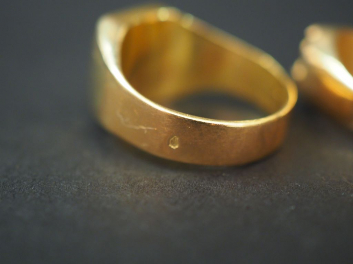 Ensemble comprenant cinq différentes chevalières de femme en or jaune.