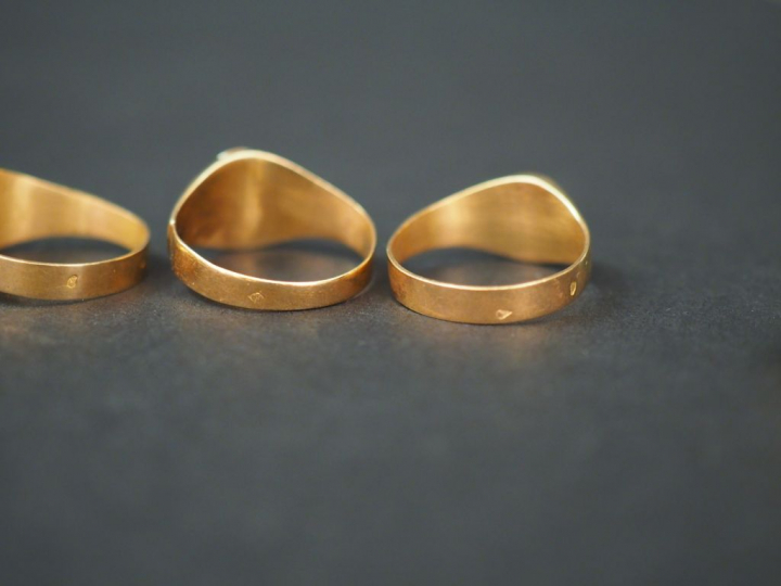 Ensemble comprenant cinq différentes chevalières de femme en or jaune.
