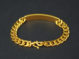 Vente aux enchères Bracelet gourmette en or jaune. Poids. 37,46 g (non gravée, à charge d