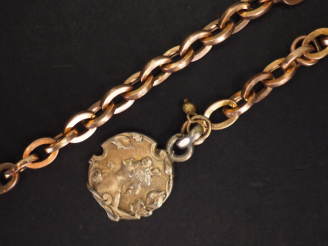 Vente aux enchères Bracelet or 14 k. et médaille Art nouveau en métal Poids tel. 4,90 g