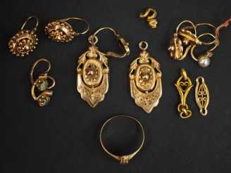 Vente aux enchères Lot dépareillé d'or et pierres.  Poids tel. 8,44 g