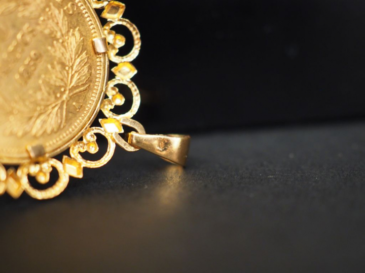 Pendentif Napoléon III en or, pièce de 20 francs montée. Poids : 8,50