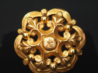 Vente aux enchères Broche Napoléon III en or. Poids : 6,10 g
