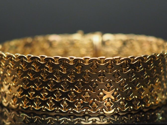 Bracelet manchette en or, à décor d'étoiles. Poids : 38,43 g