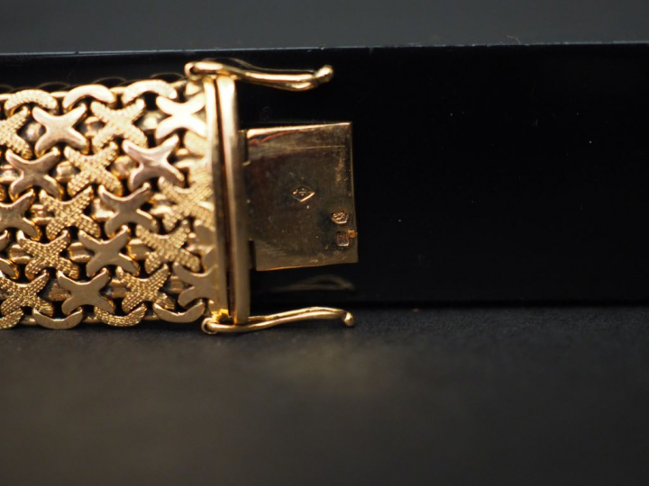 Bracelet manchette en or, à décor d'étoiles. Poids : 38,43 g