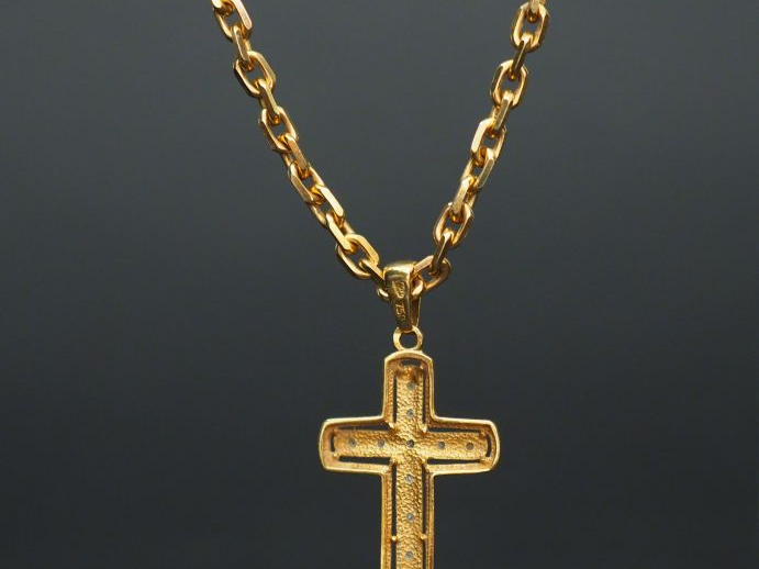 Collier en or, maille forçat et une croix en or agrementée de roses.  