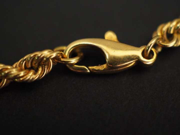 Collier en or, maille torsadée.  Poids : 15,34 g