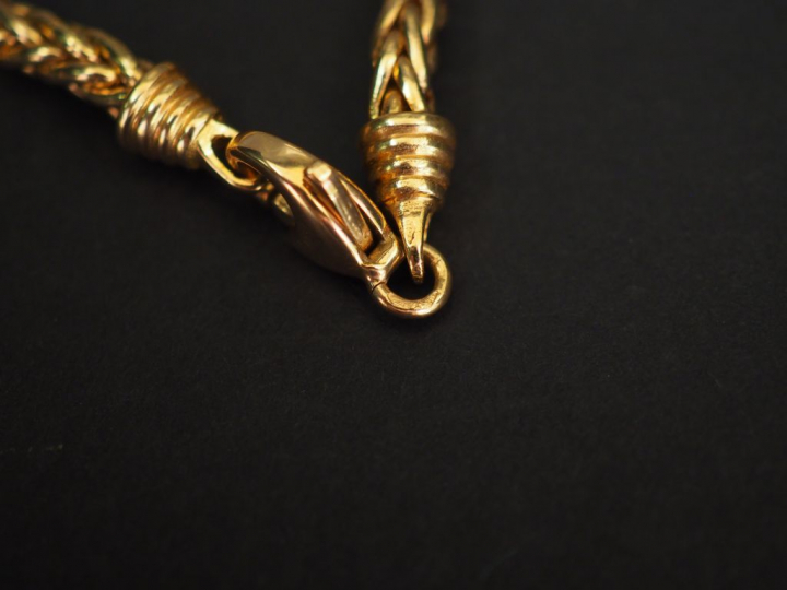 Collier en or, maille tressée.  Poids : 17,97 g