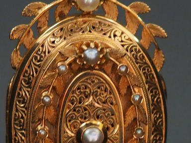 Pendentif ovale Napoléon III en or et perles. Poids tel. 15,26 g