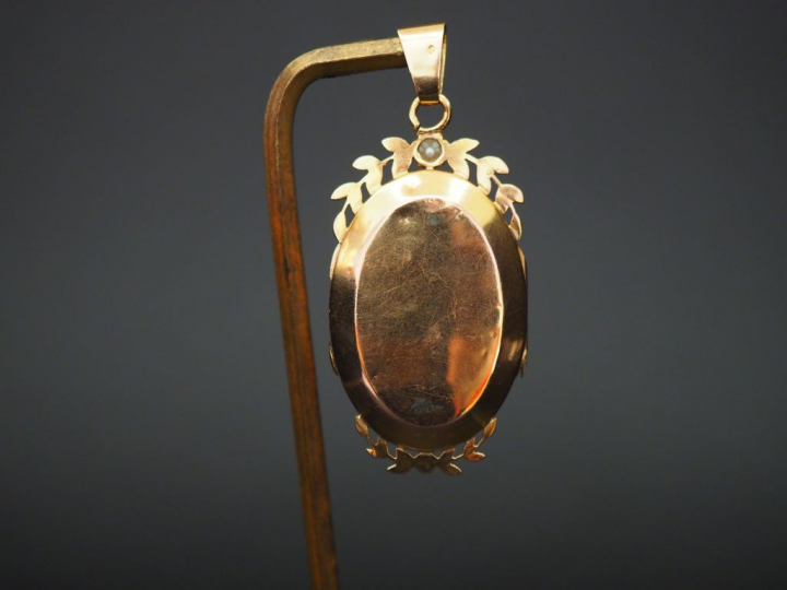 Pendentif ovale Napoléon III en or et perles. Poids tel. 15,26 g