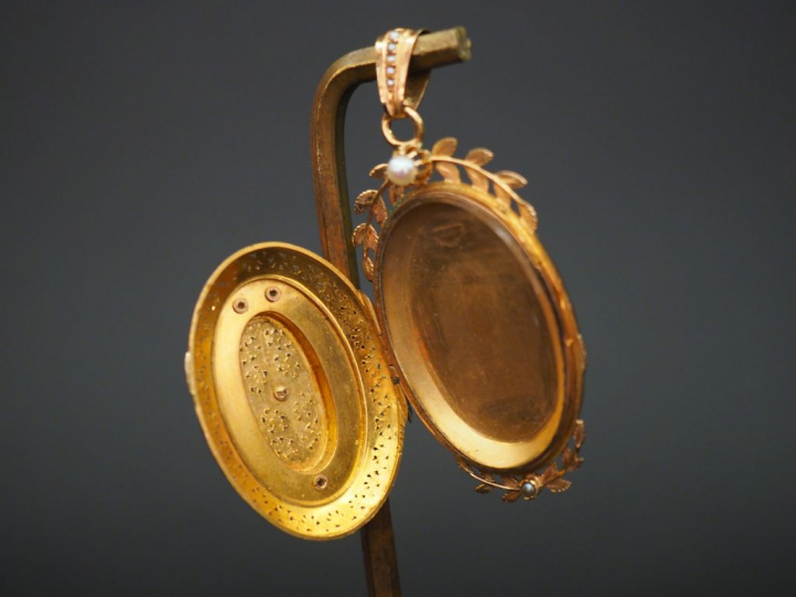 Pendentif ovale Napoléon III en or et perles. Poids tel. 15,26 g