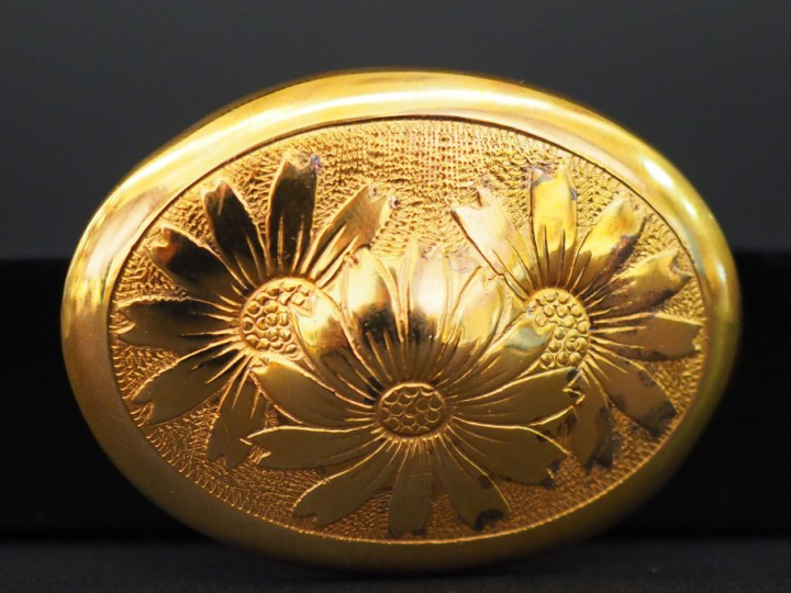 Broche ovale de style Art Déco en or, à décor de fleurs.  Poids : 10,4