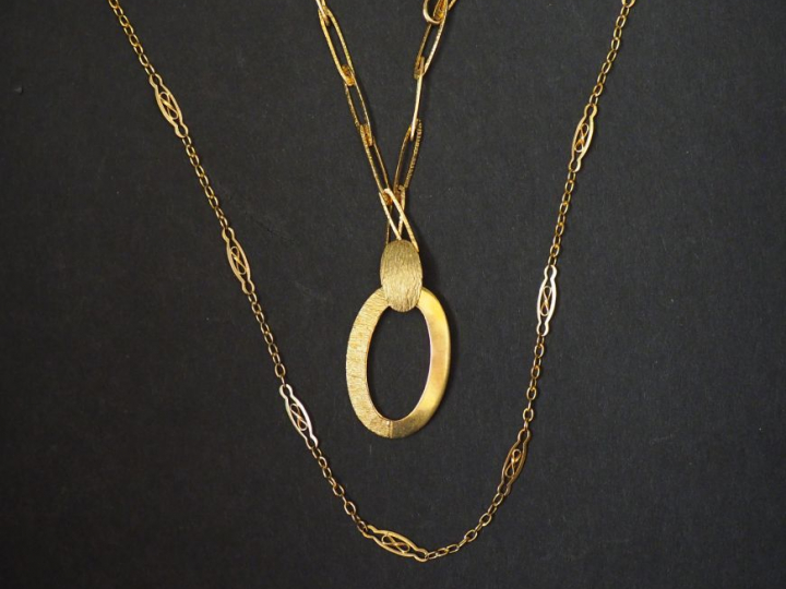 2 colliers et un pendentif en or. Poids : 13 g