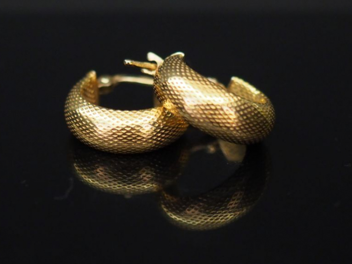 Paire de perce oreilles en or jaune. Poids : 2,99 g