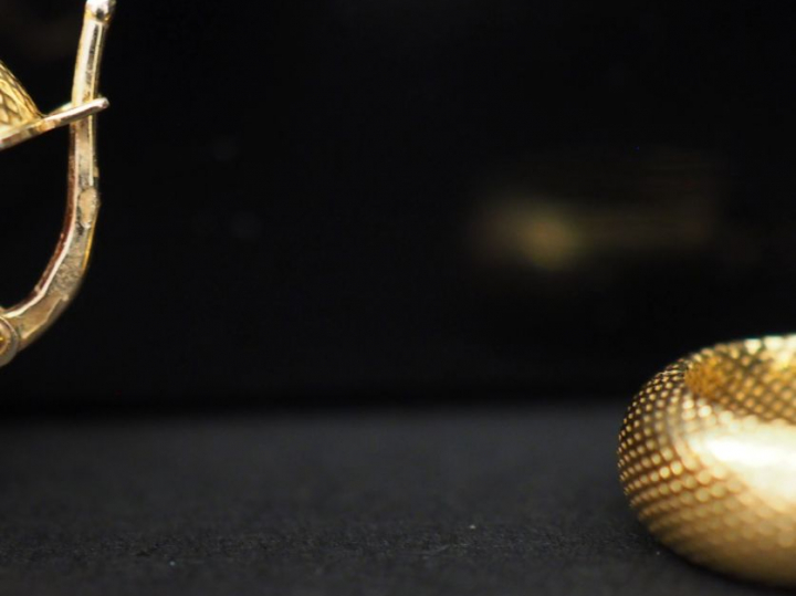 Paire de perce oreilles en or jaune. Poids : 2,99 g