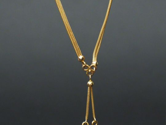 Collier Napoléon III en or tressé, à décor de pompons agrémentés de pe