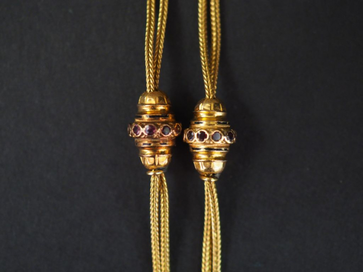Collier Napoléon III en or tressé, à décor de pompons agrémentés de pe