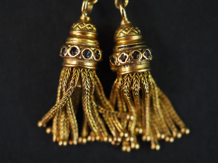 Collier Napoléon III en or tressé, à décor de pompons agrémentés de pe