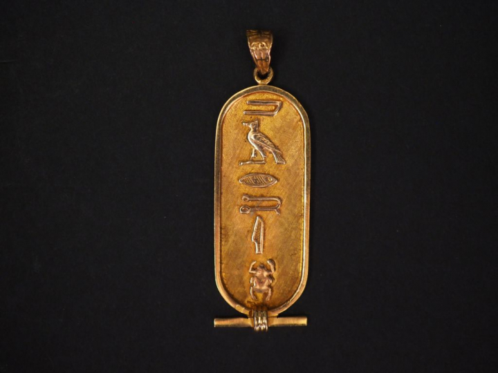Pendentif en or, à décor de hiéroglyphe.  Poids : 4 g