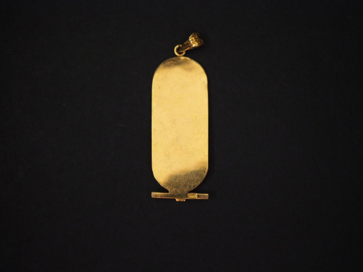 Pendentif en or, à décor de hiéroglyphe.  Poids : 4 g