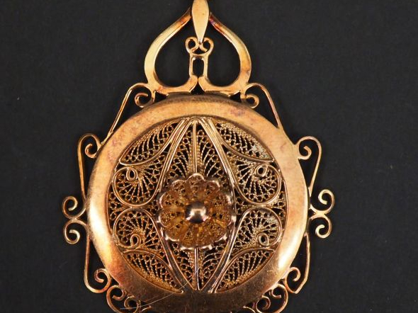 Pendentif en or filigrané à décor de fleur en relief.  Poids : 18,27 g