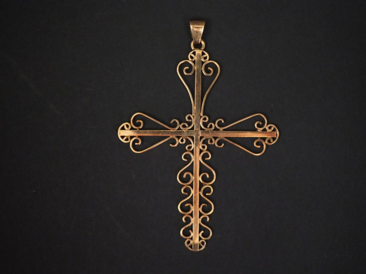 Croix en or filigranné.  Poids : 14,77 g