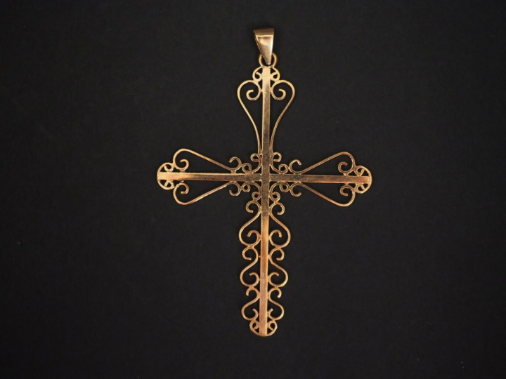 Croix en or filigranné.  Poids : 14,77 g