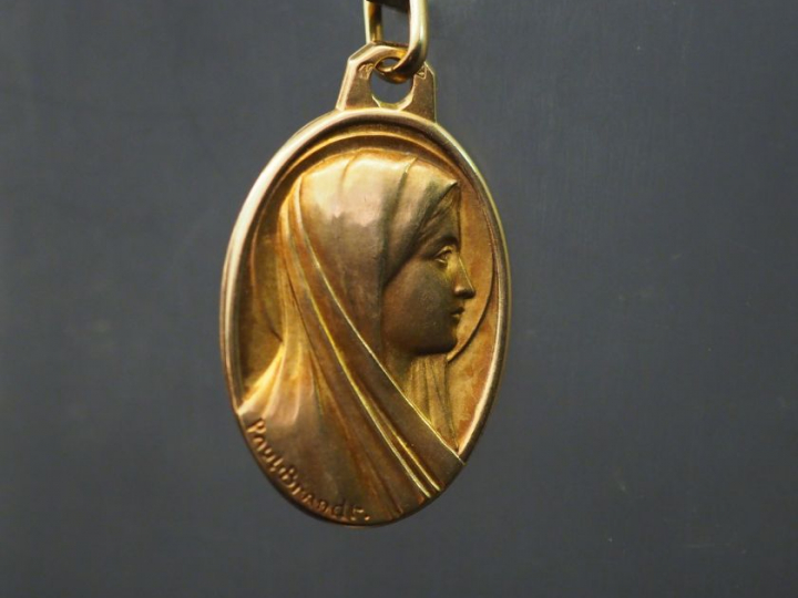 Médaille de baptême en or, à décor de profil de sainte Vierge, signée 