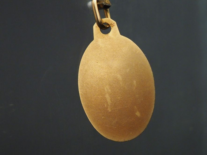 Médaille de baptême en or, à décor de profil de sainte Vierge, signée 