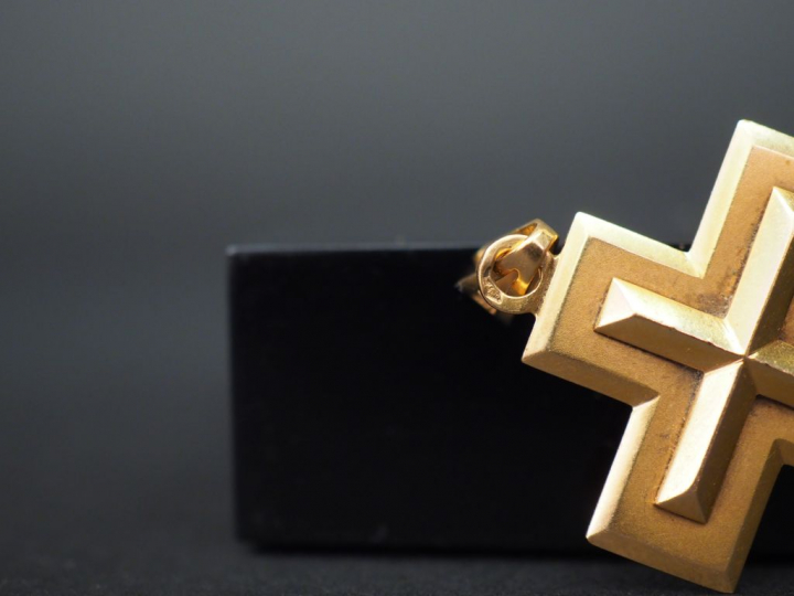 Croix en or.  Poids : 10 g