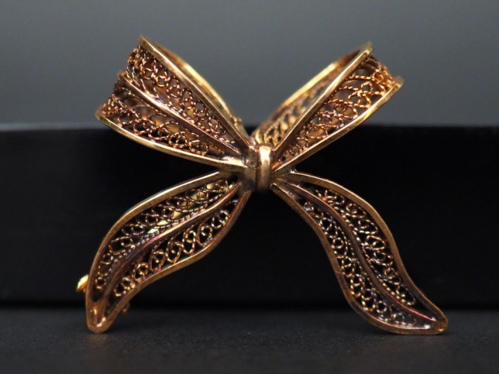 Broche de style Louis XVI en forme de nœud de ruban. Poids : 8,7 g