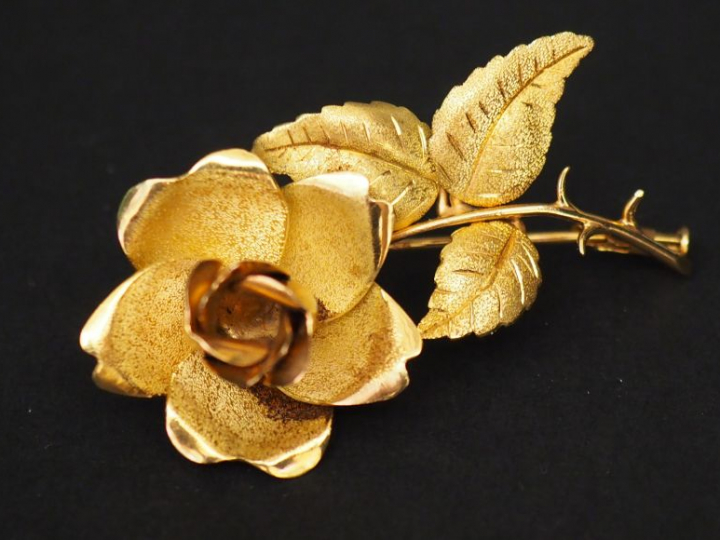 Broche en or jaune en forme de rose.  H. 5,5 cm Poids. 14,70 g