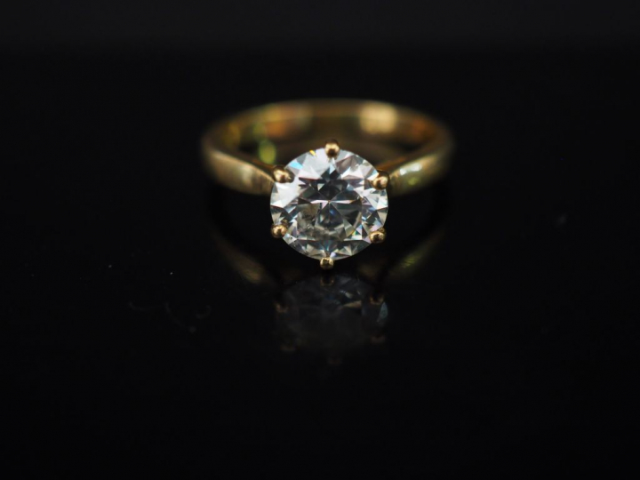 Bague solitaire en or jaune, sertie d'un diamant taille moderne de 2,0