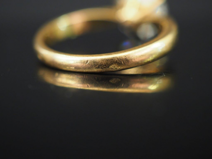Bague solitaire en or jaune, sertie d'un diamant taille moderne de 2,0