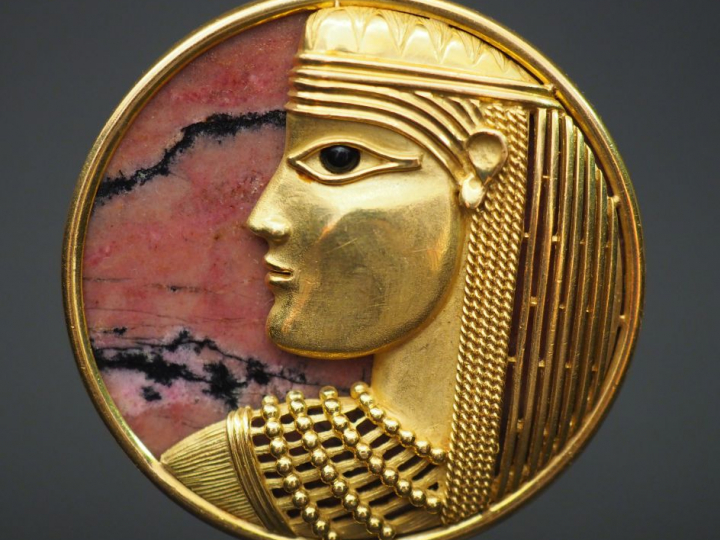 Superbe pendentif en or et pierre dure "profil d'égyptienne".  Poids t