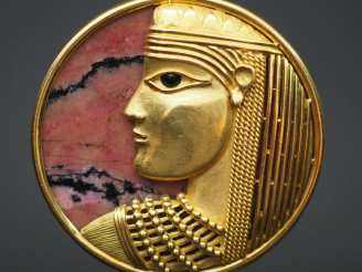 Vente aux enchères Superbe pendentif en or et pierre dure "profil d'égyptienne".  Poids t