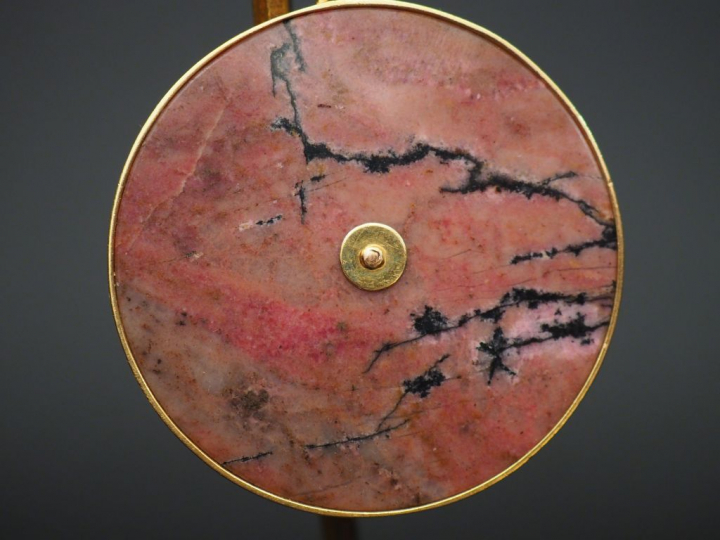 Superbe pendentif en or et pierre dure "profil d'égyptienne".  Poids t