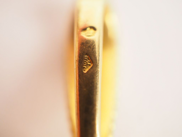 Superbe pendentif en or et pierre dure "profil d'égyptienne".  Poids t